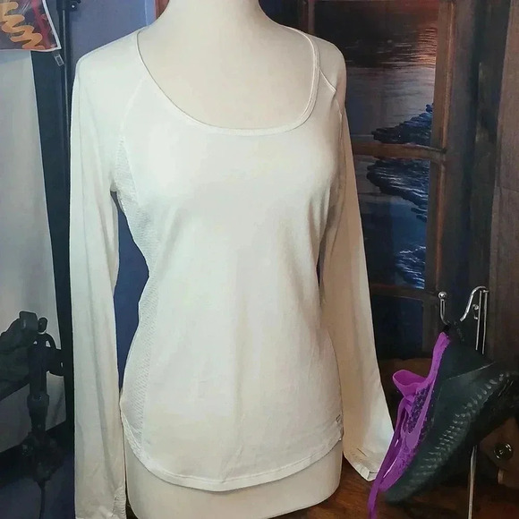 5/$25 UNDER ARMOUR MEDIUM SIZED DRIFIT WORKOUT TOP - Picture 11 of 11